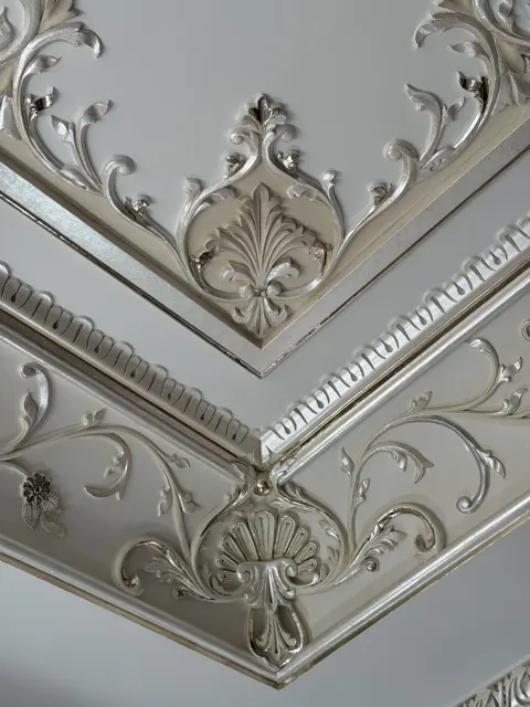 اجرای پتینه کلاسیک گلویی و کنج سقف با تکنیک صدفی، چینی‌کاری و ورق طلا استیل