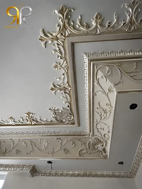 طراحی و اجرای پتینه‌کاری سقف کلاسیک با تکنیک ورق شامپاینی و کهنه‌کاری